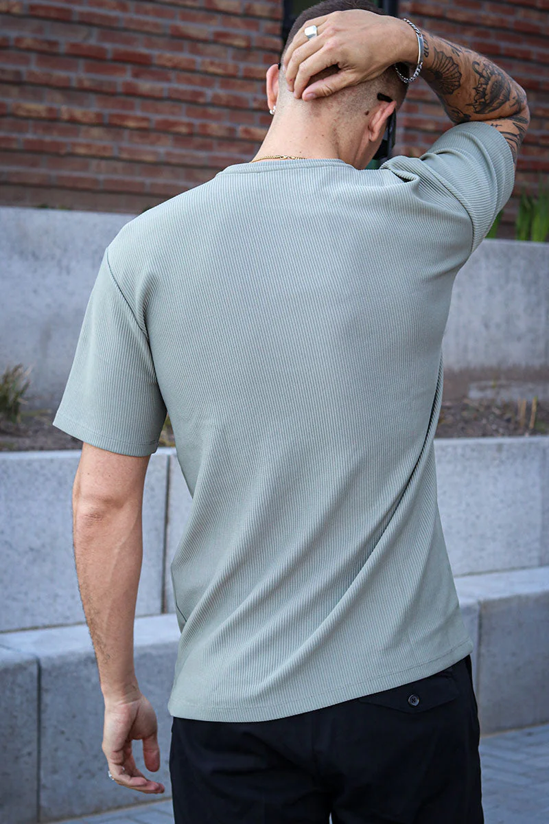 Selected Relax Plisse Tee Vetiver - Image 4